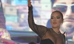 Demet Akalın tarzıyla geceye damga vurdu