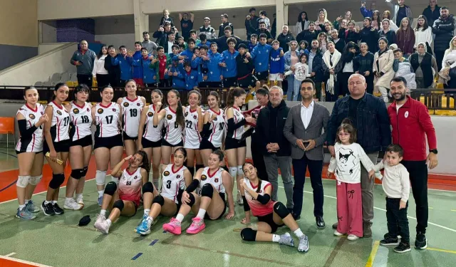 İzmir Çiğli'nin voleybol takımları ligin zirvesinde