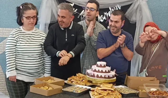 Sakarya'da özel çocuklara kemençe ve horonla doğum günü coşkusu